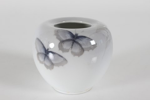 Royal Copenhagen
Vase 814/2237
with butterflies